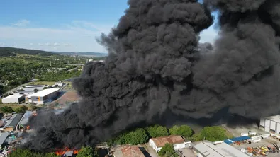 Голям пожар в склад за пластмасови отпадъци край Стара Загора (ВИДЕО)