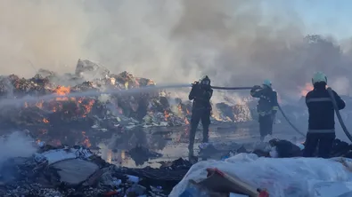 Загасен е пожарът в депо за отпадъци край Стара Загора