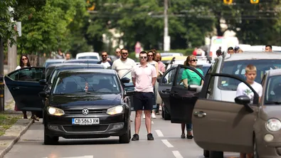 В 12:00 часа със сирени бе отдадена почит към паметта на Ботев, Левски и загиналите за свободата на България (ВИДЕО)