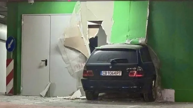 Кола се вряза в стената на паркинг в столичен мол