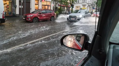 Пороен дъжд удари Казанлък, улици се превърнаха в реки