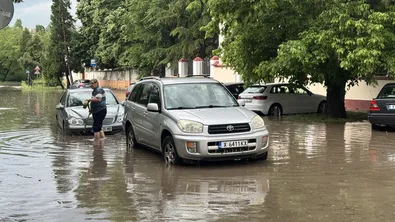 Градушка и порой заляха Хасково, автомобили закъсаха във водата