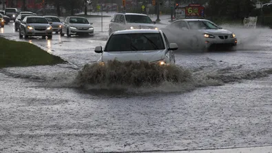 Градушка и порой заляха Хасково, автомобили закъсаха във водата