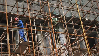 Течове, напукани стъкла и проблеми с терасите: Жители на блок в Ловеч с жалби срещу санирането