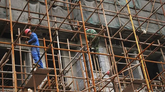 Течове, напукани стъкла и проблеми с терасите: Жители на блок в Ловеч с жалби срещу санирането