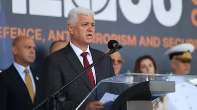 Министър Стоянов: Разходите за заплати трябва да са с 10% надолу