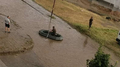 Благоевград стана Венеция: местните смениха колите с лодки (Видео)