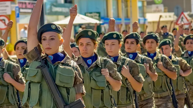 Жени доброволци започват военна служба в Гърция