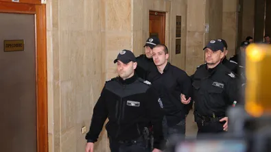 Качва се на бордюра, удря ги и ги хвърля като кегли: Започва делото за смъртта на Христина
