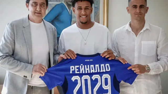 Левски представи първия си нов футболист