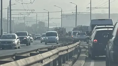 Автобус пламна на Аспаруховия мост, образува се километрично задръстване