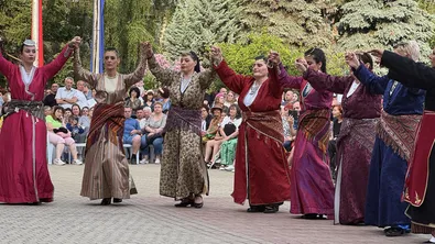 България гледа към Казанлък: Днес е празникът на розата