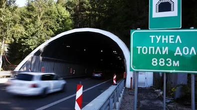 Разлив на гориво: Частично ограничено е движението в тунел "Топли дол"