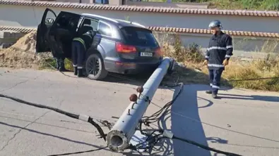Половин село остана без ток след като шофьор събори стълб