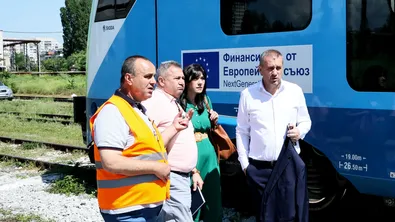Министър Пеев: Условията за работа в железопътните депа са отчайващи