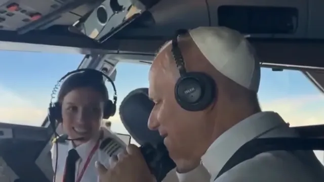 Съпровождан от изтребители: Папа Лъв XIV влезе в пилотската кабина на полет до Барселона