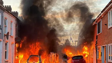 Палежи и безредици в Белфаст след като мигрант се опита да обезглави ирландец
