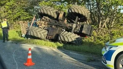 Верижна катастрофа с два камиона, трактор и кола на пътя край Стара Загора