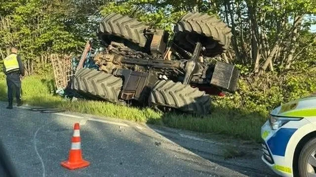 Верижна катастрофа с два камиона, трактор и кола на пътя край Стара Загора