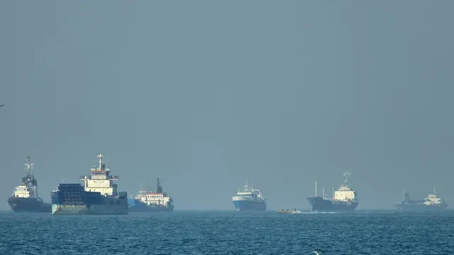 След нови американски удари: Иран обяви, че отново затваря Ормузкия проток