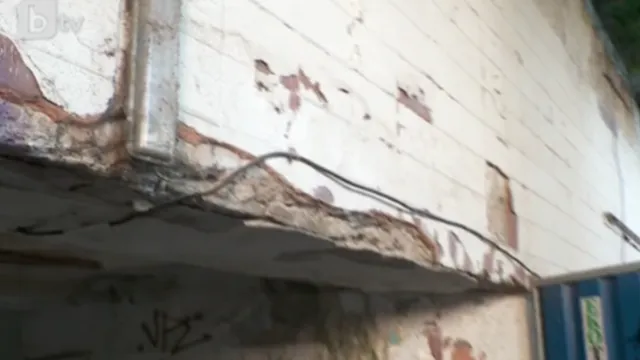 Мрак, падаща мазилка и никакъв ремонт: опасен подлез в София продължава да тревожи хората