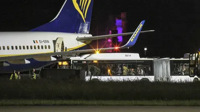 Разследват Ryanair заради такси за семейно място