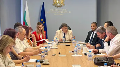 МОН: Няма да режем парите за училища и детски градини
