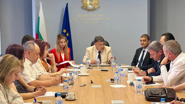 МОН: Няма да режем парите за училища и детски градини