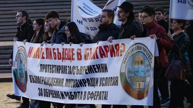 Младите лекари алармират: Чиновник в Министерство на здравеопазването взима колкото четирима млади лекари