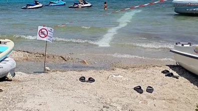 За туристите в Певкохори, Халкидики. Забранено къпането в морето, заради теч от канализация