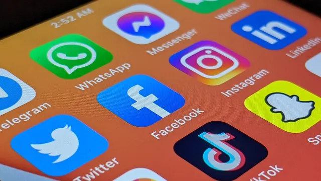 Facebook и Instagram спряха работа, милиони потребители са без дотъп