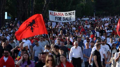 Антиправителствените протести в Албания ескалират: Оградите на луксозен курорт бяха премахнати