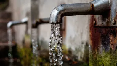 Пет дни без вода в жегите: Жители на сливенско село алармират за непрекъснати аварии