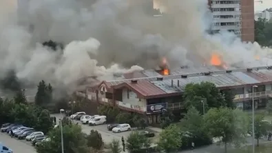 Голям пожар избухна в търговски център в Белград