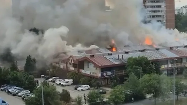 Голям пожар избухна в търговски център в Белград