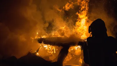 Пореден удар по българите в Северна Македония: Подпалиха колите на посолството ни в Скопие