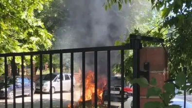 Пожар избухна до паркинга на Техническия университет във Варна