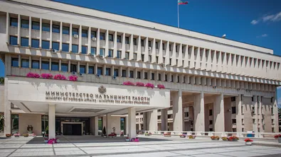 МВнР осъди палежа на автомобилите на българското посолство в Скопие