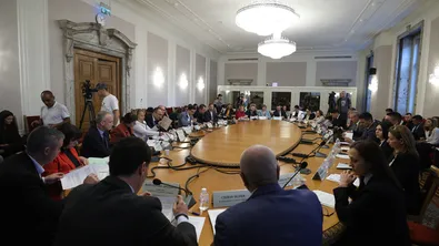 Въпреки разговорите за литература и мотики : Финансовата комисията одобри заем от 3,8 млрд. евро