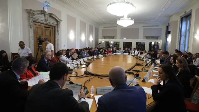 Въпреки разговорите за литература и мотики : Финансовата комисията одобри заем от 3,8 млрд. евро