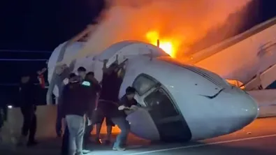 Малък самолет катастрофира на магистрала в Тексас