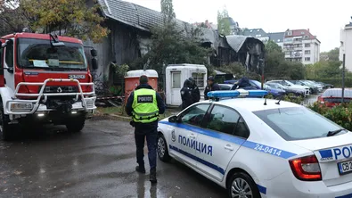 Голям пожар в столичната „Дружба“: Гори хале с автомобилни гуми