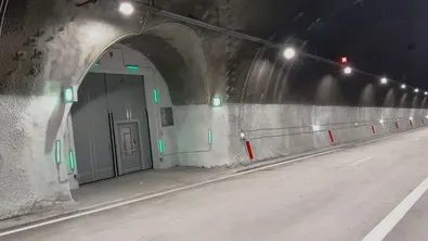 Аварирал ТИР затрудни движението край тунел на АМ „Хемус“ в посока София