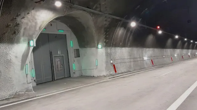 Аварирал ТИР затрудни движението край тунел на АМ „Хемус“ в посока София