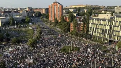 Хиляди протестираха в Нови Сад, искат предсрочни избори в Сърбия (ВИДЕО)
