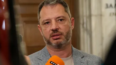 Парламентът прие оставката на Делян Добрев