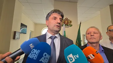 Мъж с три присъди е заподозрян за тройното убийство в Угърчин