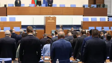 В памет на жертвите по пътищата: Заседанието на парламента започна с едноминутно мълчание