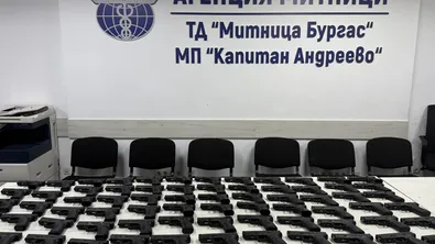Откриха 73 бойни пистолета, укрити в камион на „Капитан Андреево“