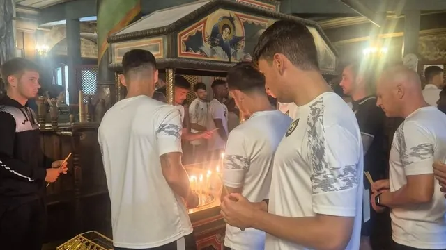 Футболистите на Славия запалиха свещ в памет на загиналите деца от школата